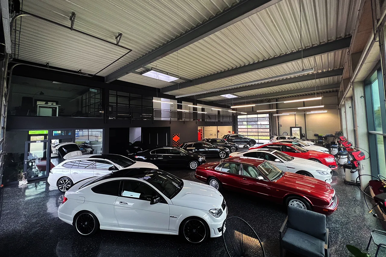 Halle des Eko Waschparks mit Kundenfahrzeugen
