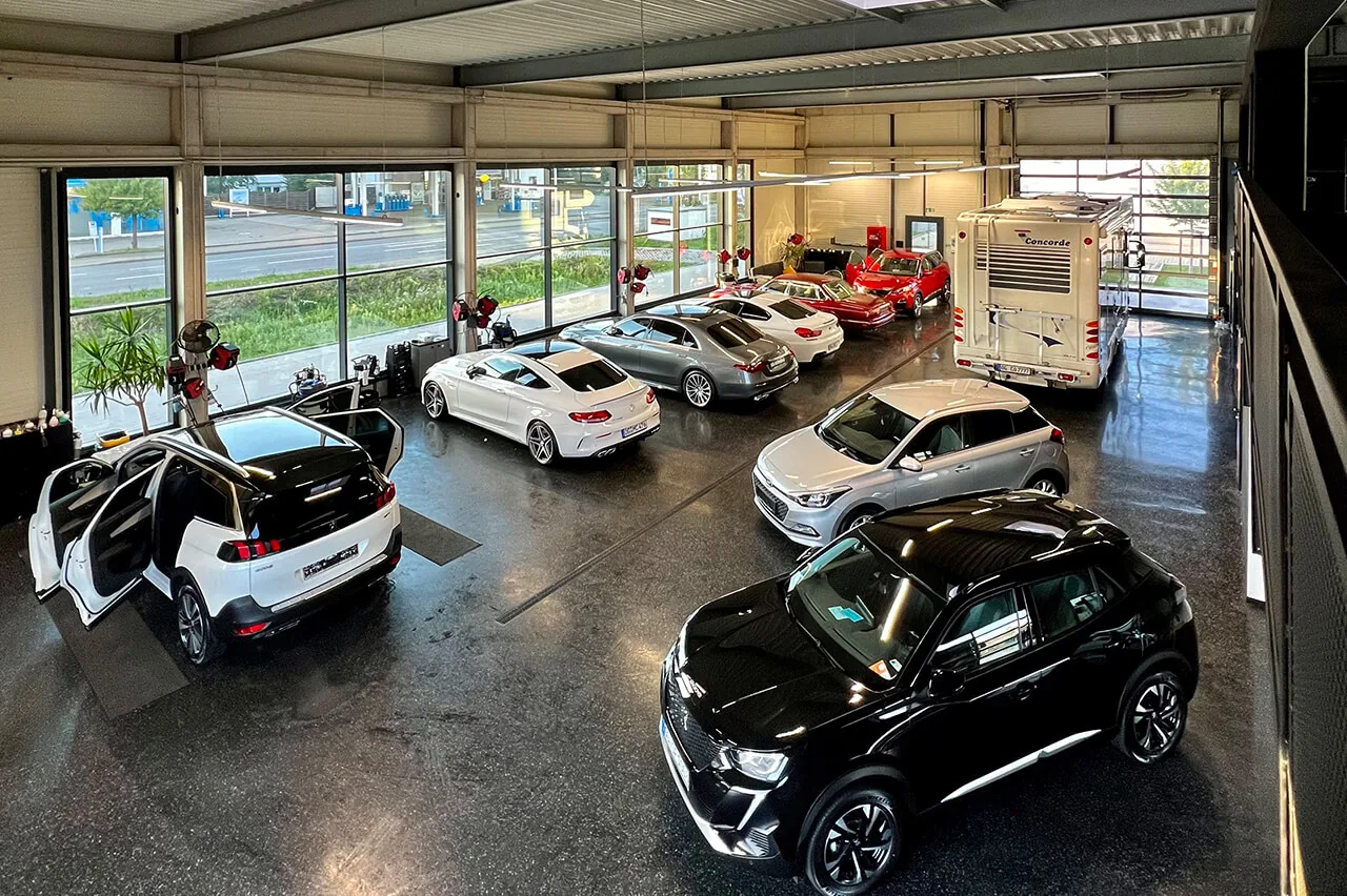 Fahrzeuge in der Halle des Eko Waschparks