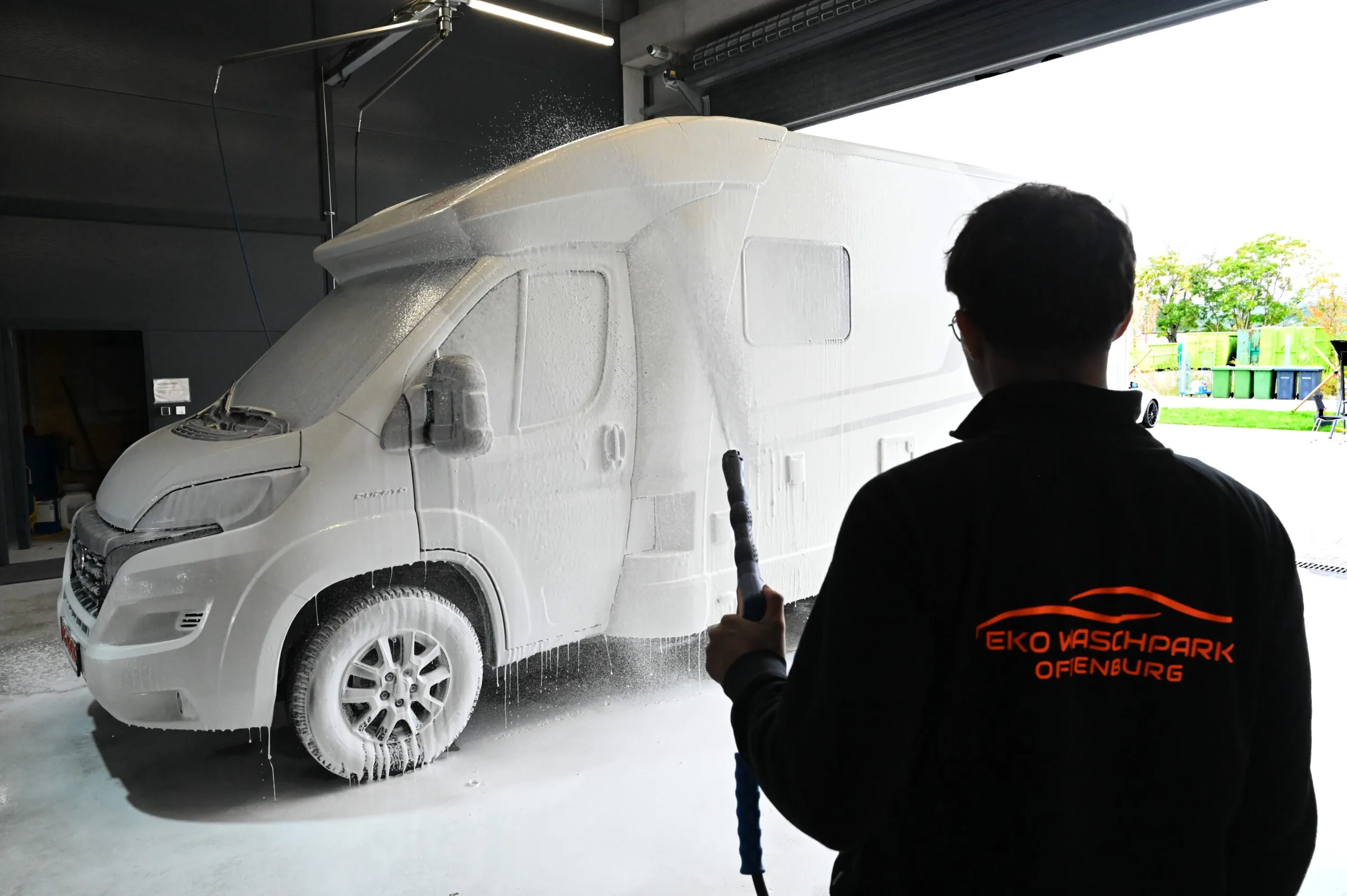 Mitarbeiter des Eko Waschparks bei der Handwäsche eines Wohnmobils