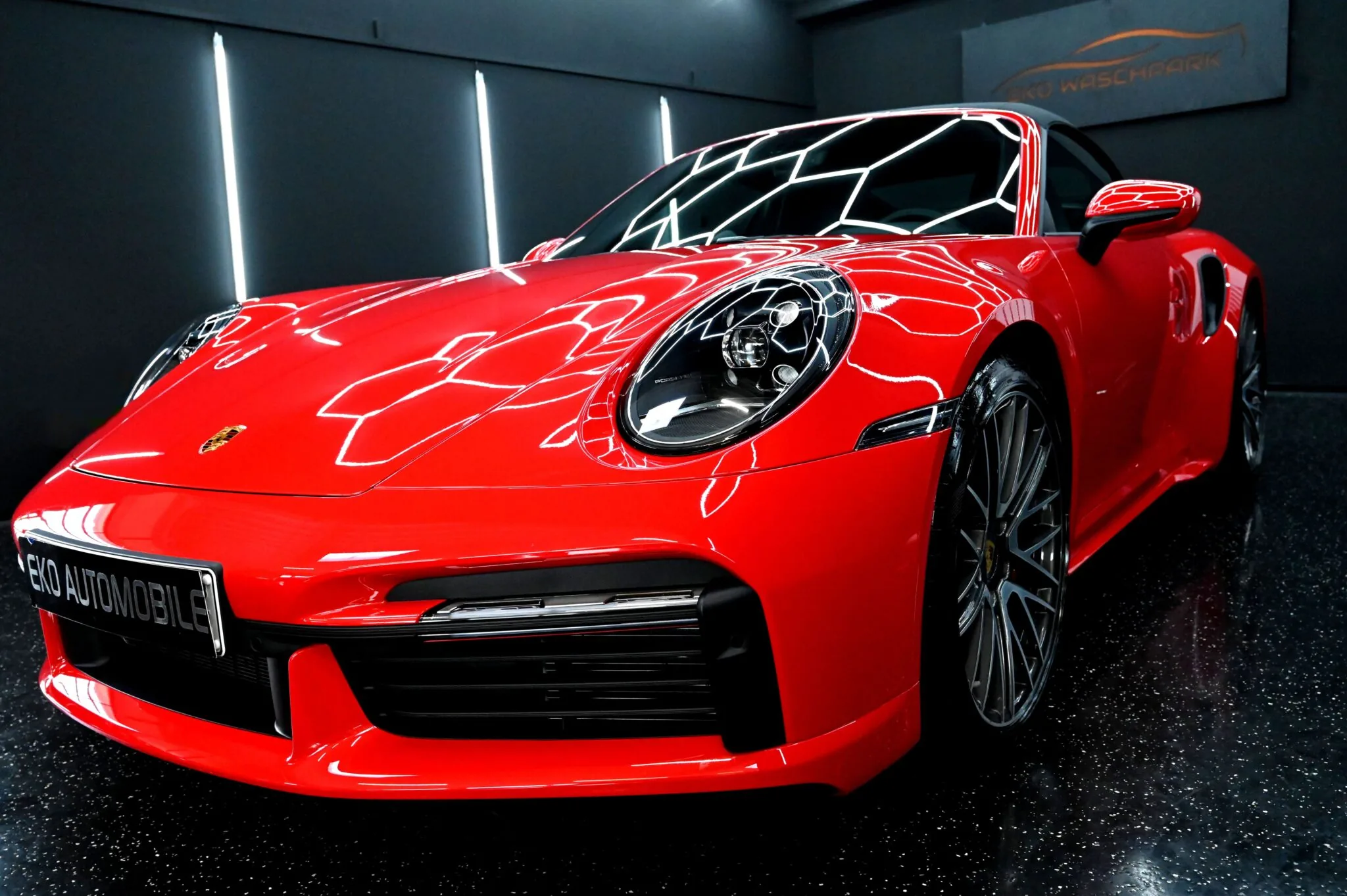 Aufbereiteter Porsche 911 in der Halle des Eko Waschparks