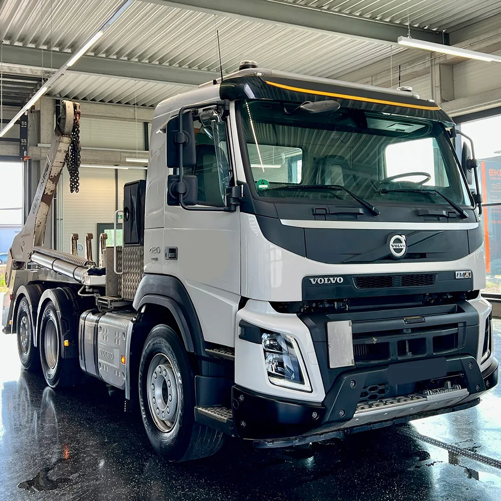 Frisch gewaschener weißer Volvo-LKW