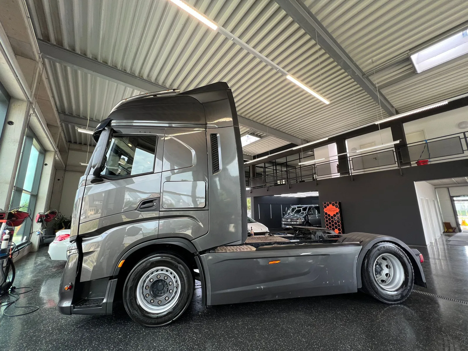Volvo-LKW in der Halle des Eko Waschparks