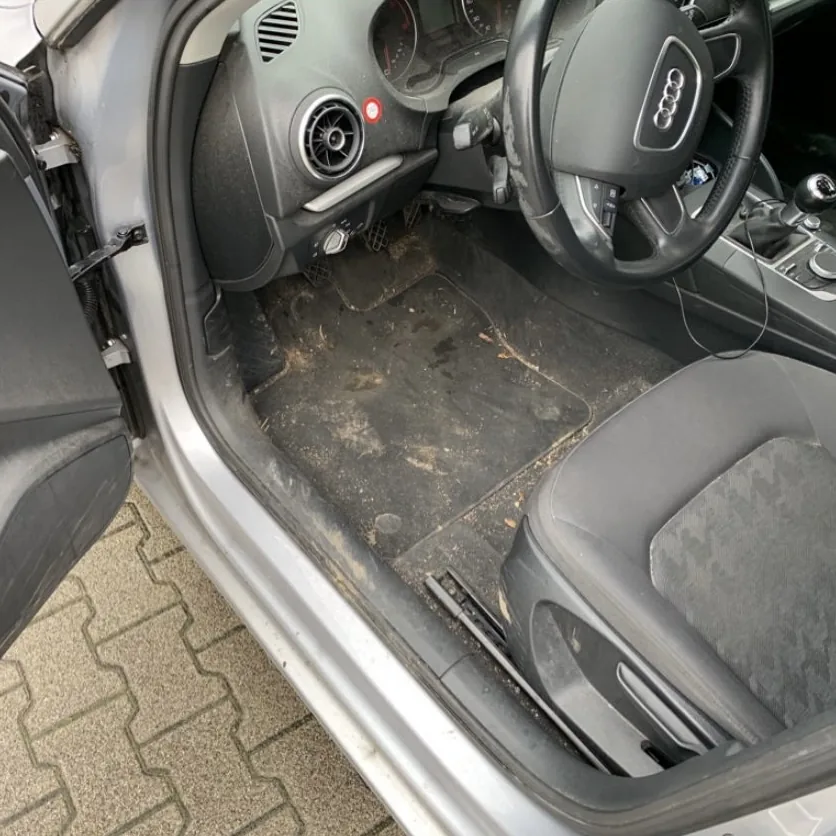 Fahrzeuginnenraum vor und nach der Innenreinigung, vorher