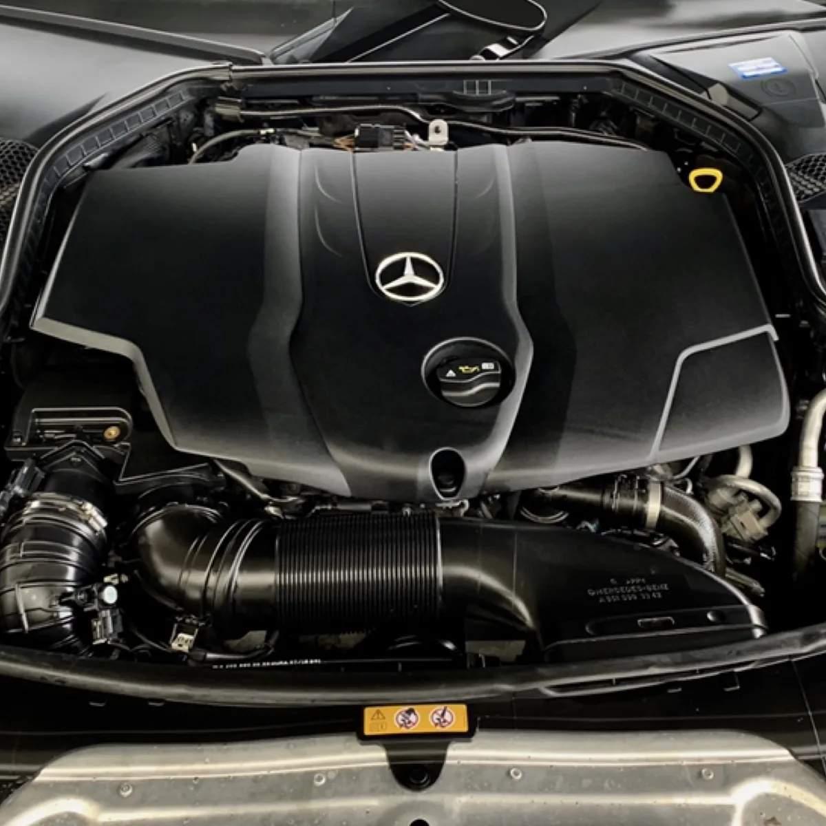 Gereinigter Motorraum eines Mercedes